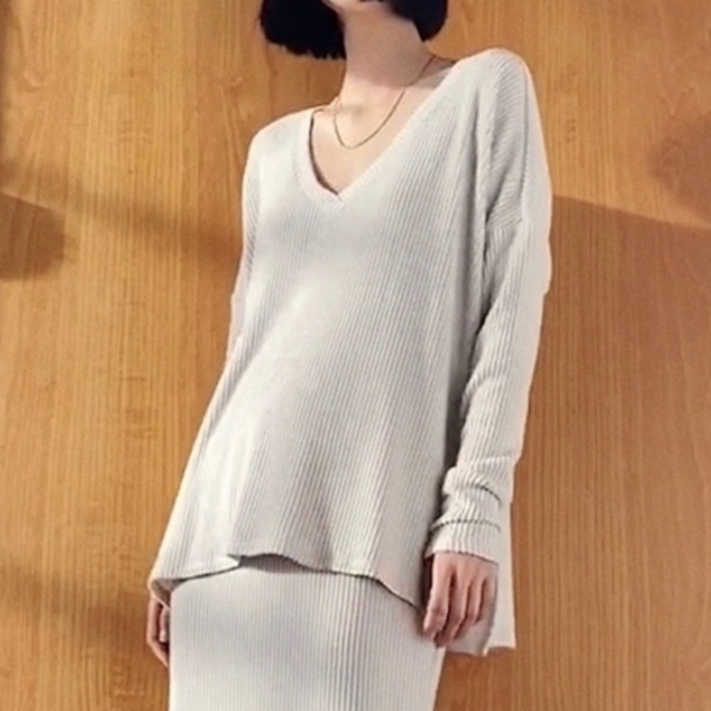 Babaton Light Gray Ribbed V-Neck Sweater
